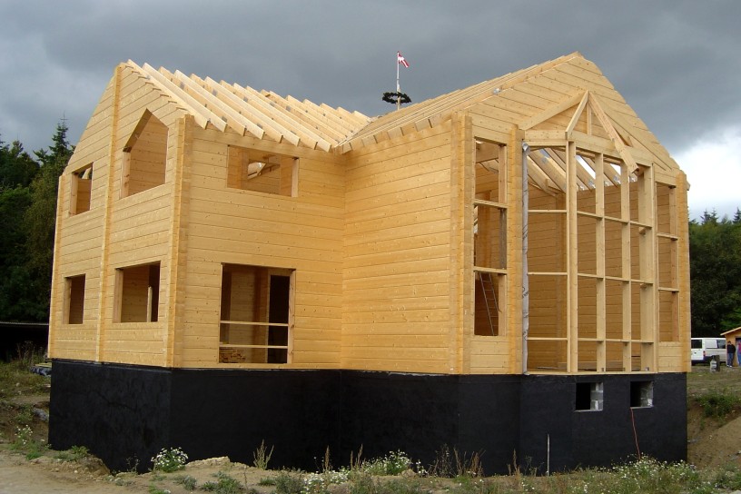 Wzniesienie domu z drewna w stylu norweskim