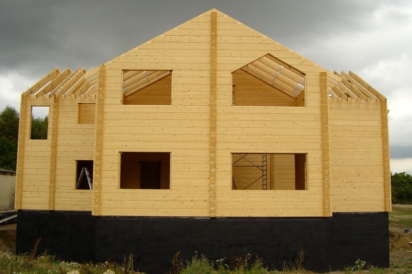 Wzniesienie domu z drewna w stylu norweskim